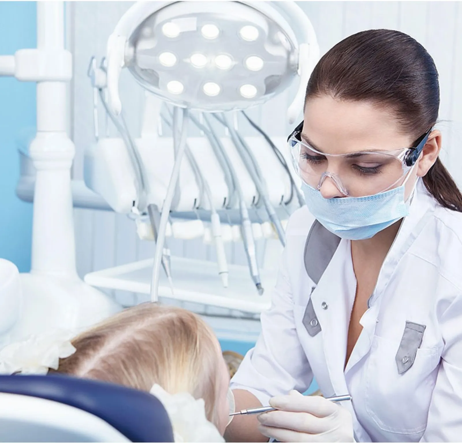 Dentista de Dental Alba atendiendo a una paciente en la consulta