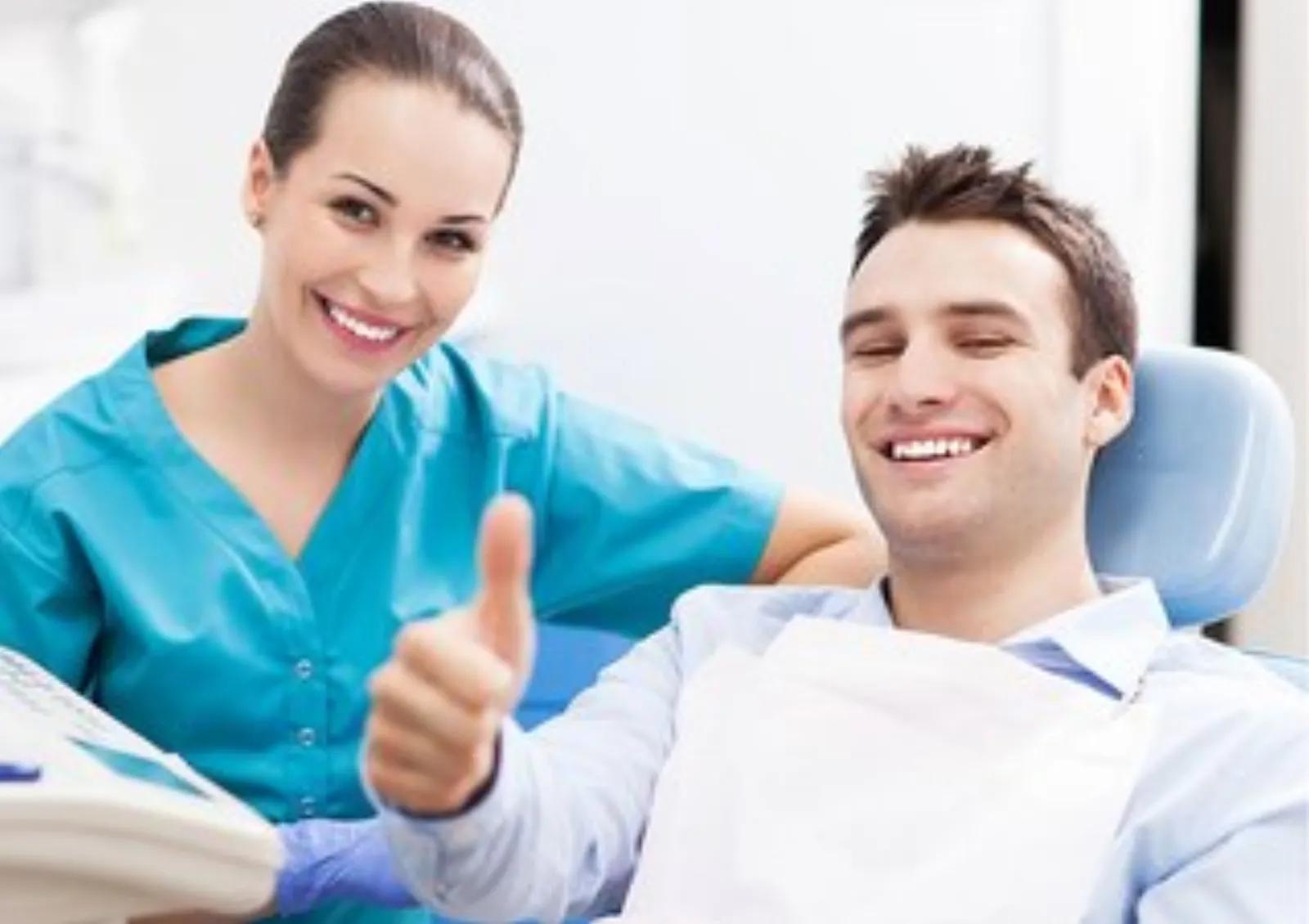 Paciente contento tras la consulta con la higienista